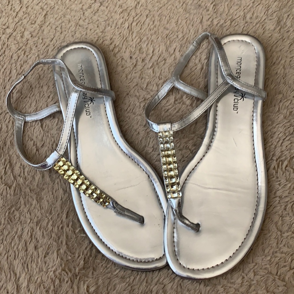 Silver sandals, flat heel, yellow embellishment.